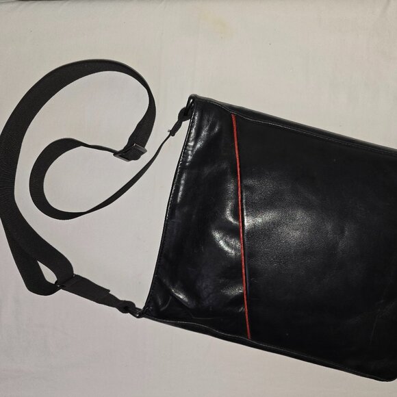 Waterfield Designs Black Leather Essential Crossbody Bag - Picture 13 of 14